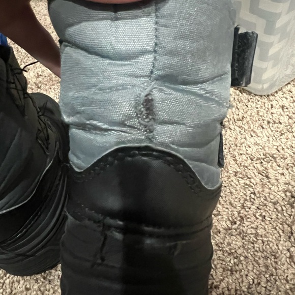 Toddler size 9 snow boots - Picture 6 of 8